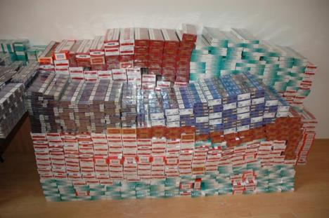Depozitele clandestine ale unor contrabandişti de ţigări, călcate de poliţişti (FOTO)